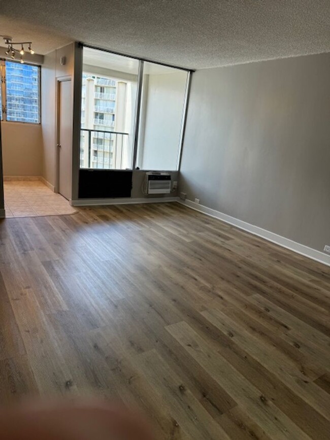 Building Photo - Remodeled large studio in desirable locati...