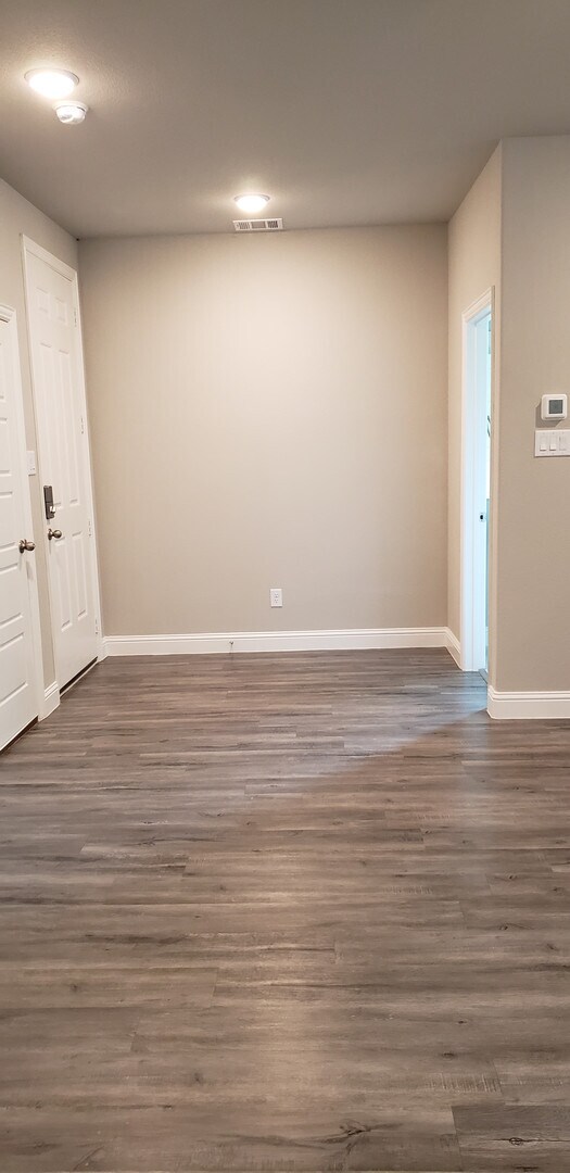 Building Photo - 4927 Sanger Cir Dr