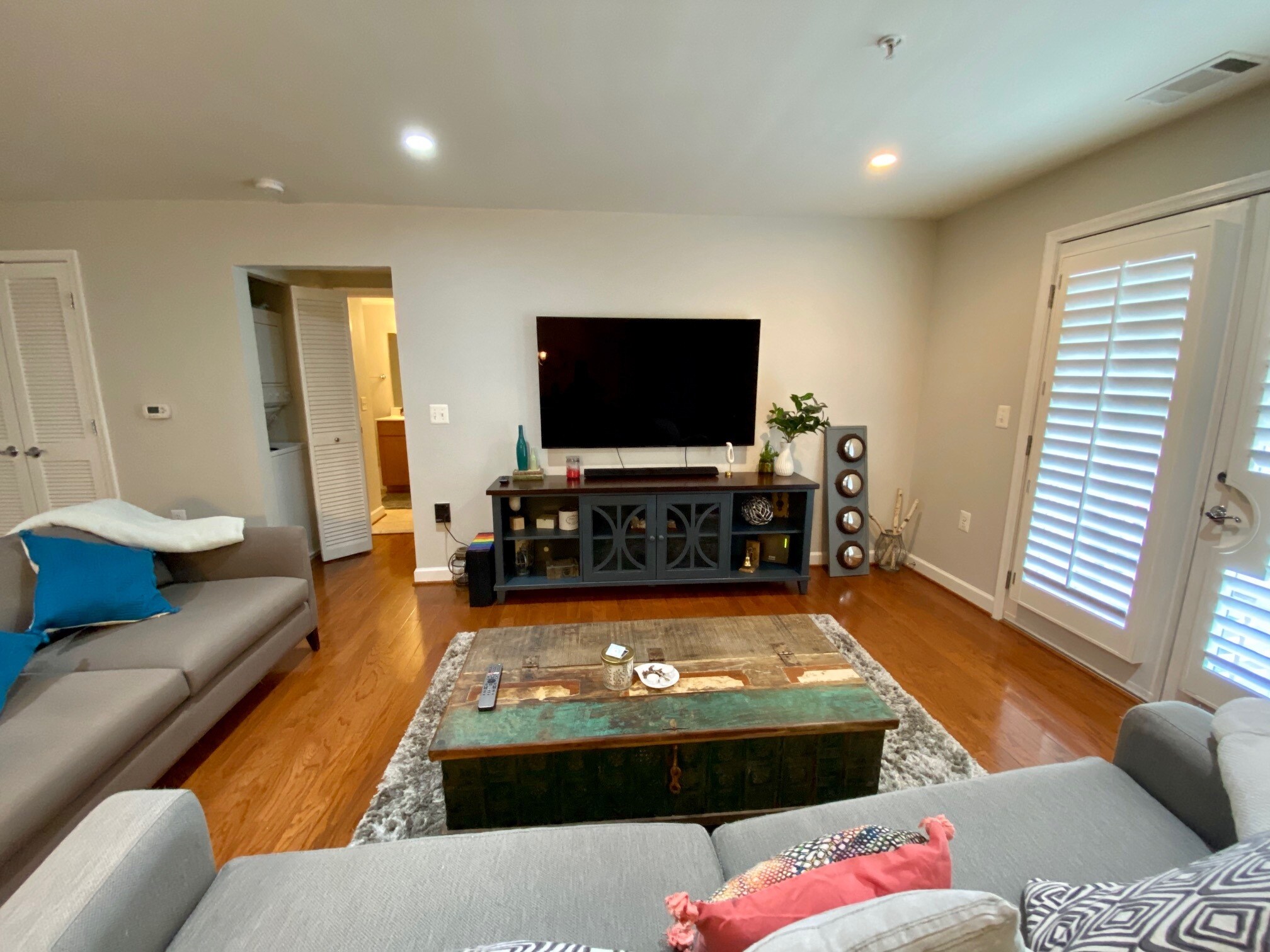living area - 4149 S Four Mile Run Dr