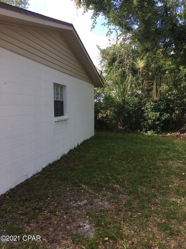 Building Photo - 1527 Grace Ave