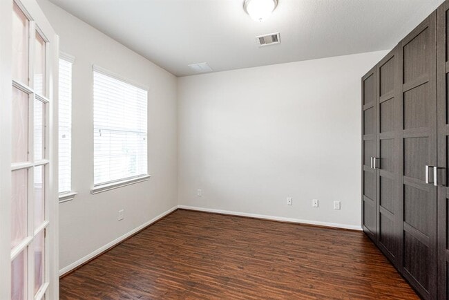 Building Photo - 7131 Pavilion Dr