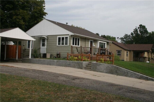 Building Photo - 3 Bedroom House with Hardwoods on West End