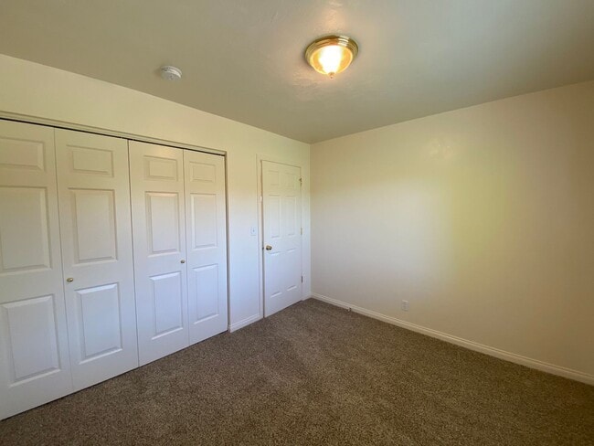 Building Photo - Charming Veneta Home!