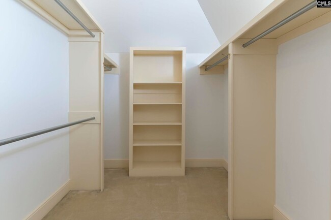 Building Photo - Stunning 5 Bedroom 3 Full Bath and 2 Half ...