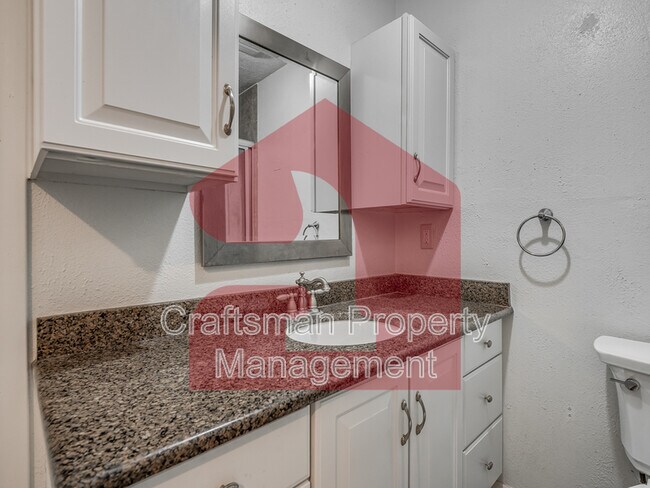 Building Photo - 224 W 5th St