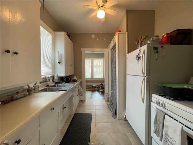 Building Photo - Charming 2 Bed, 1 Bath Duplex for August M...