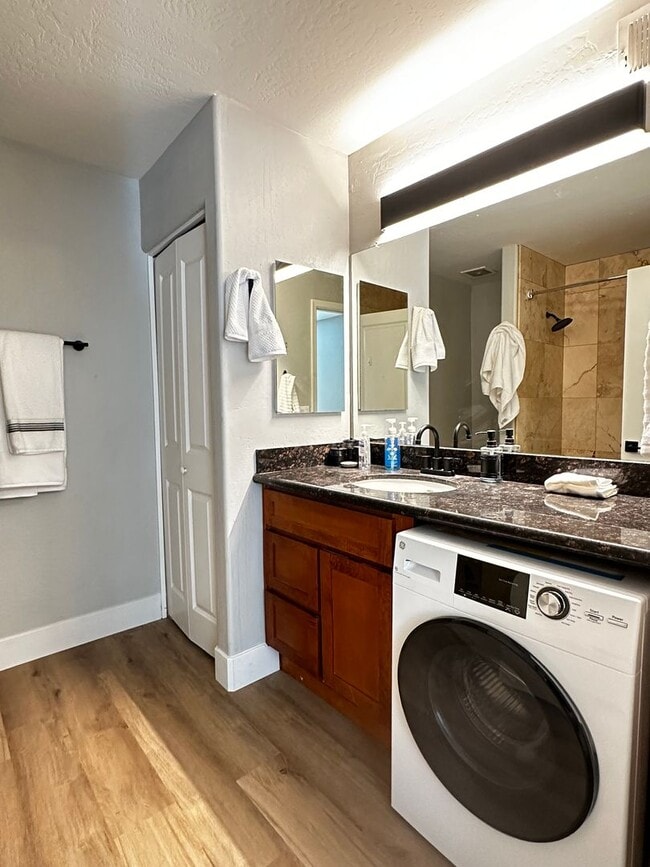 Building Photo - FULLY FURNISHED 1 BEDROOM 1 BATHROOM CONDO UPDATED HEART OF THE VALLEY