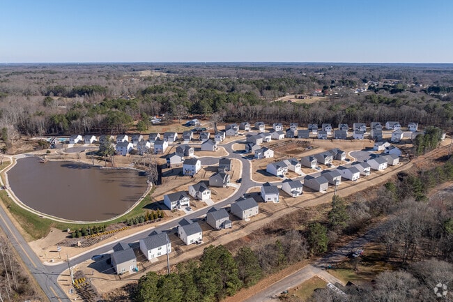 View of Complex - The Lakes at Statham