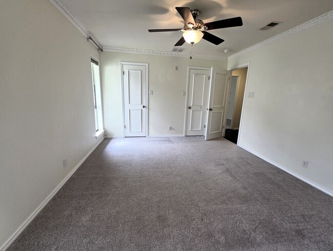 Building Photo - Large Duplex Unit just down the Street fro...