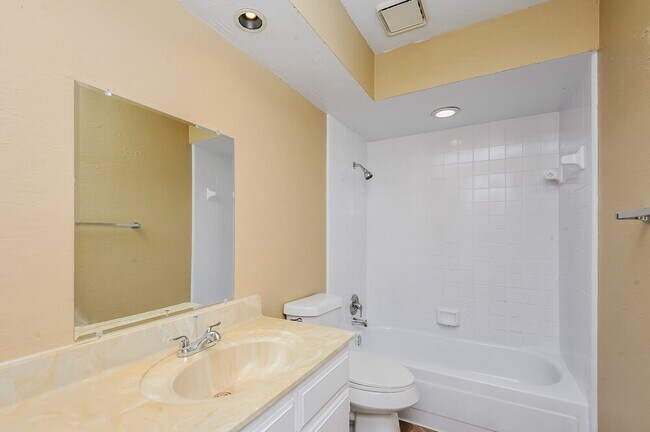 Building Photo - 1532 Clarendon St
