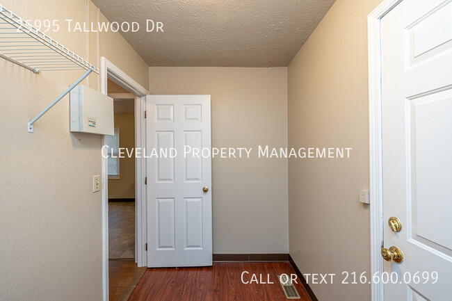 Building Photo - 25995 Tallwood Dr