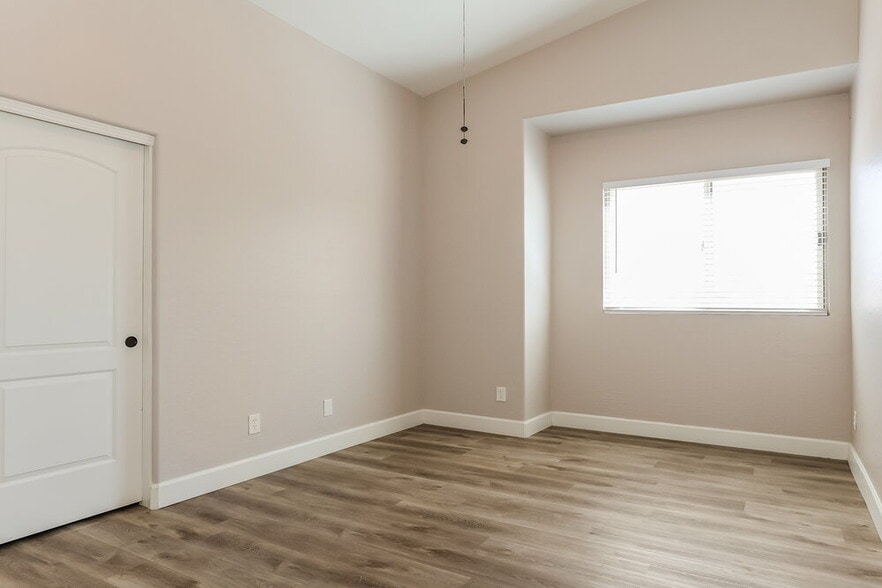 Building Photo - 6512 S 49th Dr