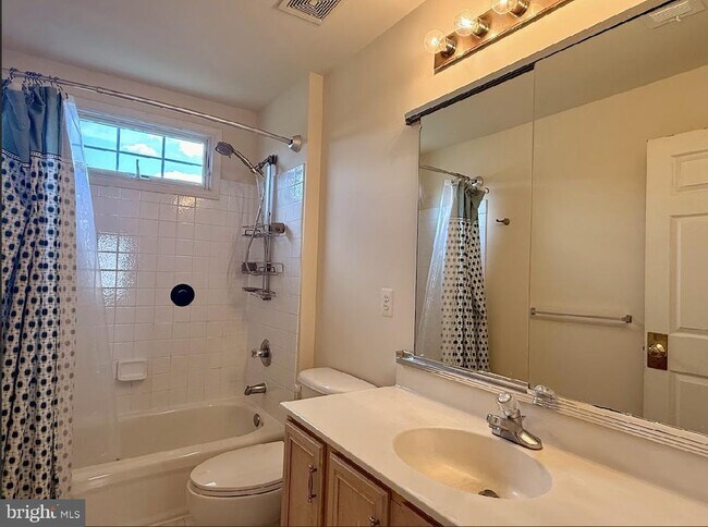 Building Photo - 43520 Lucketts Bridge Cir