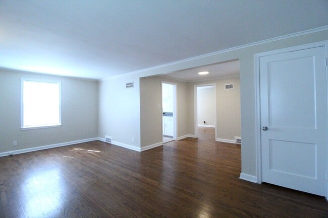 Building Photo - One Bedroom Duplex in North Kansas City