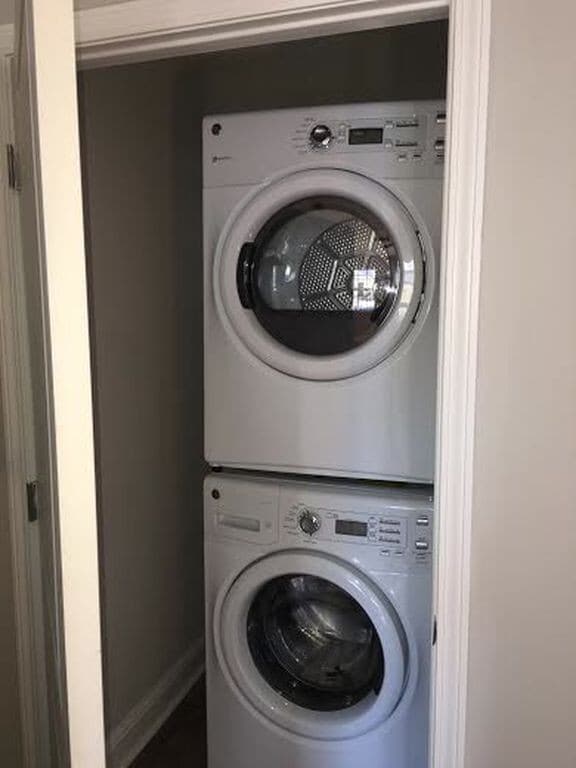 Building Photo - Renovated 1BD in Gated Complex! Washer/Dryer in unit!