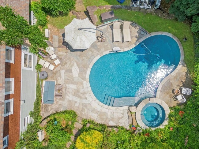 Building Photo - 65 Rockledge Dr