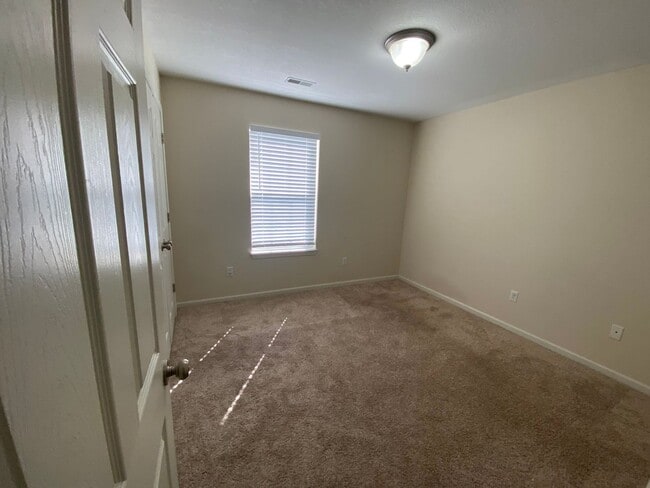 Building Photo - 3BR/2BA $1,800/MO - AVAILABLE 11/1/25