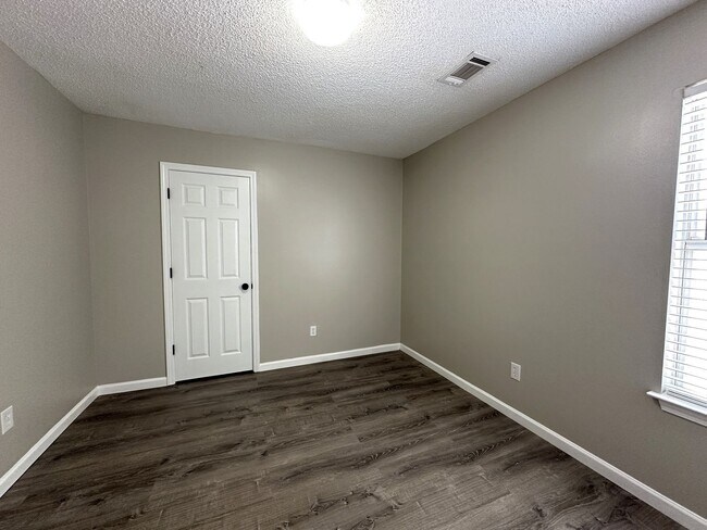 Building Photo - 5 Bedroom, 3 Bath Home Priced to Rent!