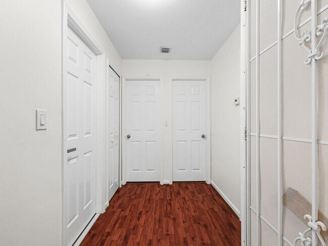 Building Photo - 7923 N Southwood Cir