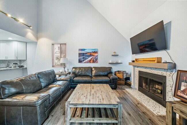 Building Photo - Mission Valley Beautiful Townhome Fully Furnished with A/C, Laundry + Parking
