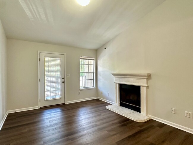 Building Photo - 2 Bed/2 Bath Condo, Gated security, Tons o...