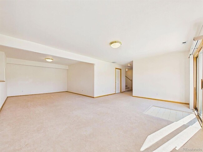 Building Photo - 1185 S Park Dr