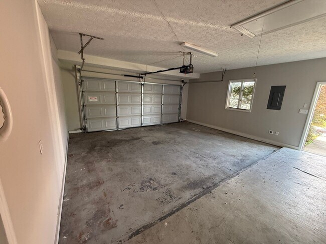 Building Photo - Spacious 3-Bedroom Ranch for Rent in Franklin, KY!