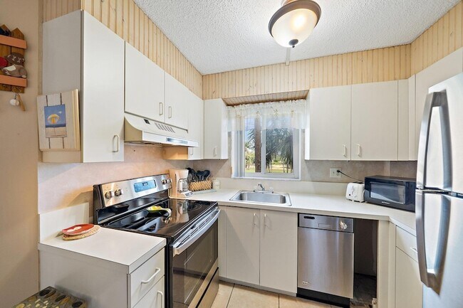 Building Photo - 275 Palm Ave