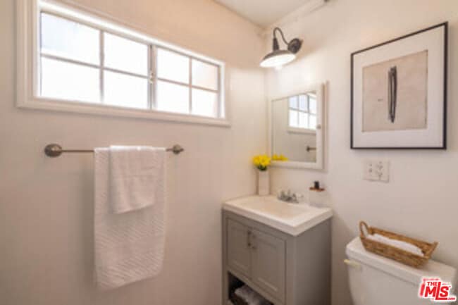 Building Photo - 320 E Tiger Lily Dr
