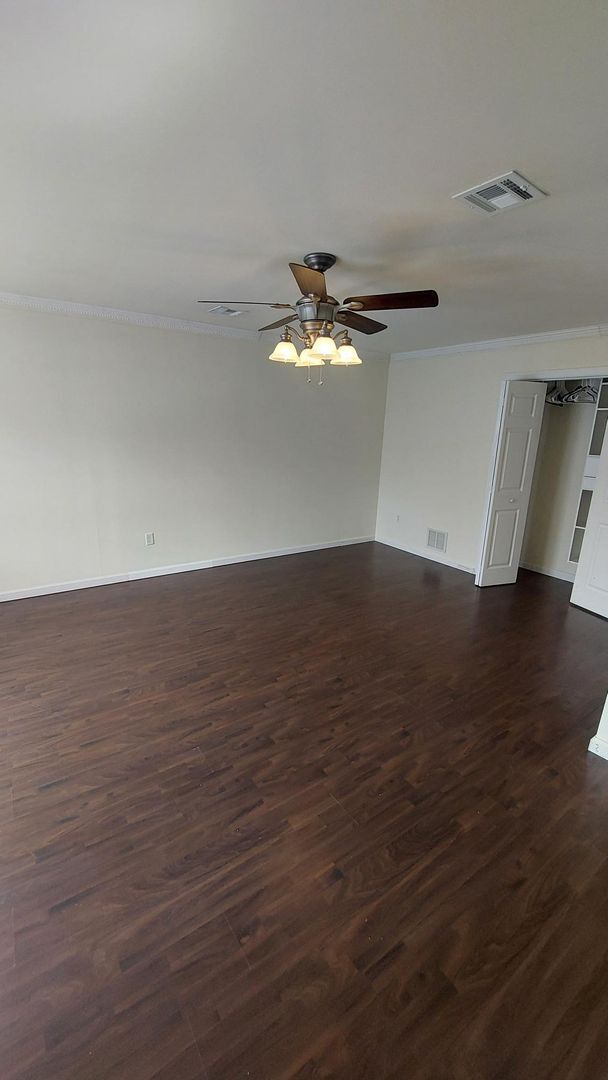 Building Photo - Spacious Townhouse w/Renovated Bathroom