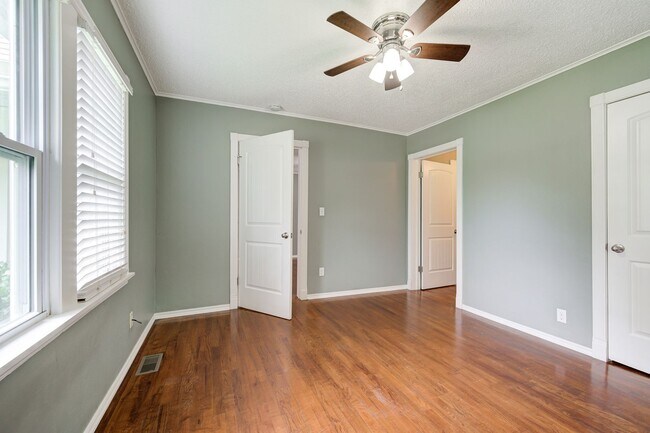 Building Photo - Super Cute Brick Home in Uptown OKC!