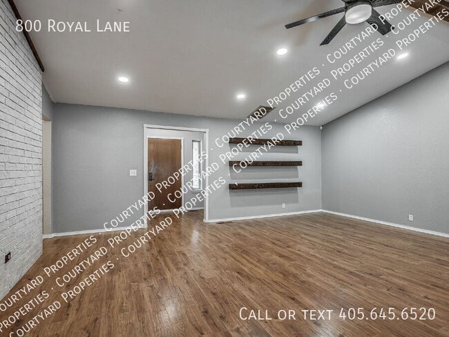 Building Photo - 800 Royal Ln