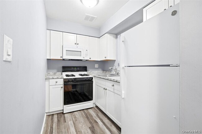 Building Photo - 9 Charles Ln