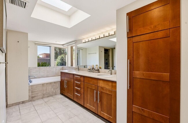 Building Photo - 8101 E Del Timbre Dr