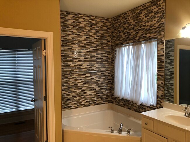 Building Photo - 9719 Glen Eden Ct