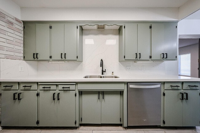 Building Photo - 2816 N 33rd Pl