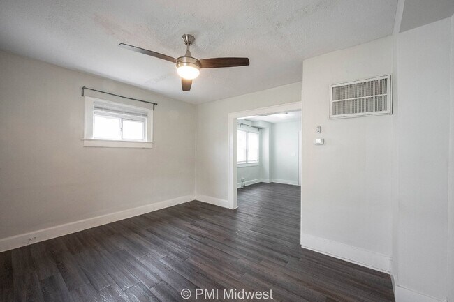 Building Photo - Charming 2-Bed, 2-Bath Duplex in Indianapolis