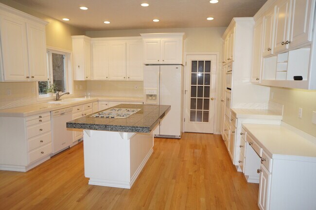 Building Photo - NW Portland Forest Heights Beauty. Flat backyard!