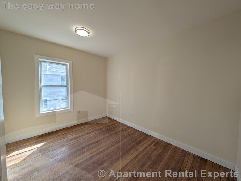 Building Photo - 5-7 Lowell Cir Unit #2