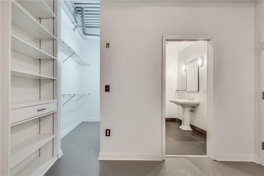 Building Photo - 400 Village Pkwy