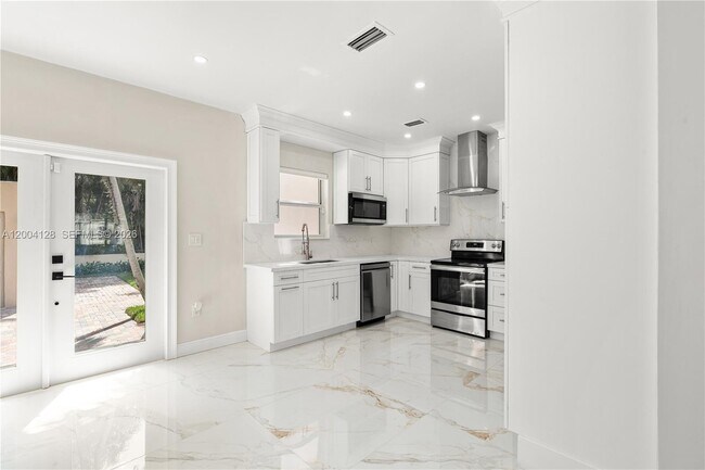 Building Photo - 2413 N Greenway Dr