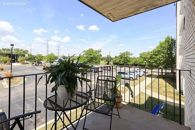 Building Photo - 9737 N Fox Glen Dr