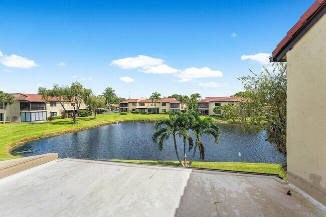 Building Photo - 8566 Casa Del Lago
