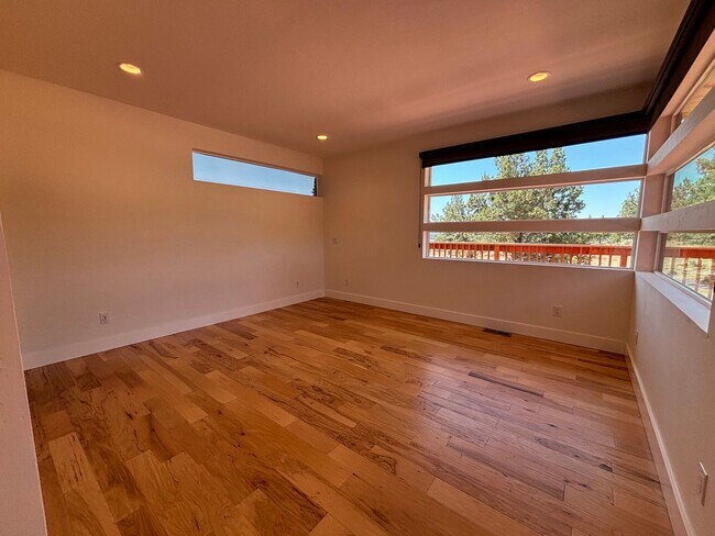 Building Photo - Stunning 4 Bed/3.5 Bath on 4.39 Acre Lot-7...