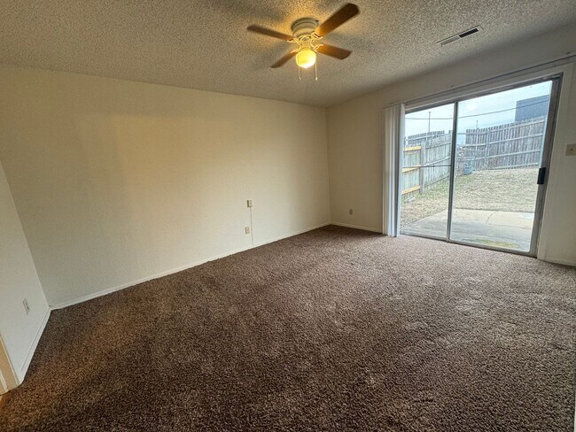 Building Photo - Cute 3 bedroom 2 bathroom Duplex In Broken Arrow!