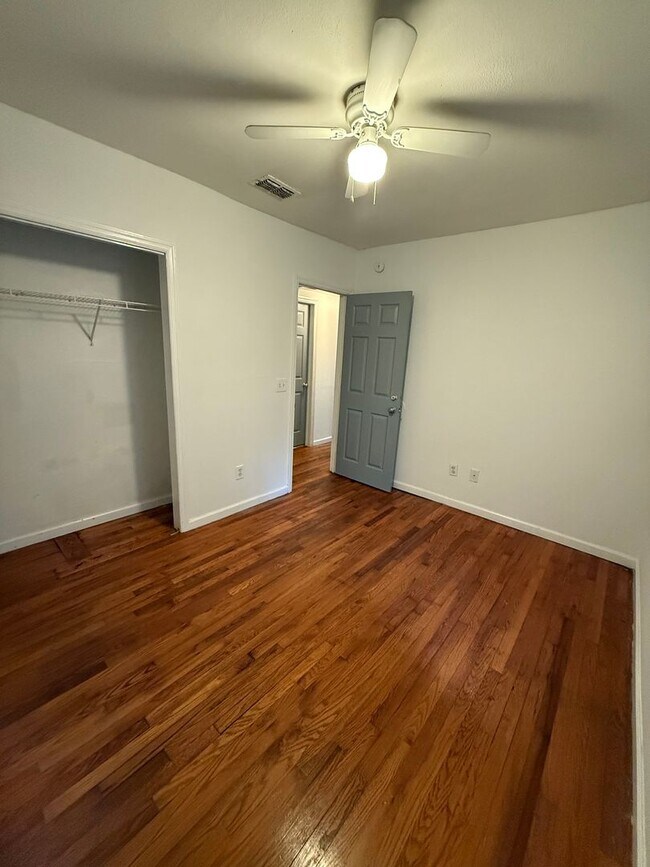 Building Photo - 4 Bed 2 Bath House with Bonus Room and Fen...