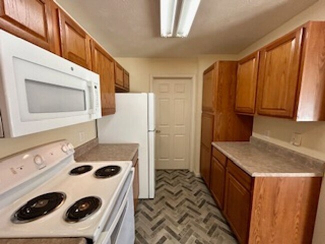 Building Photo - Great 2 Bedroom 2 Bathroom condo on the ea...