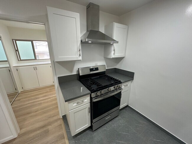 Building Photo - 1262 Granville Ave