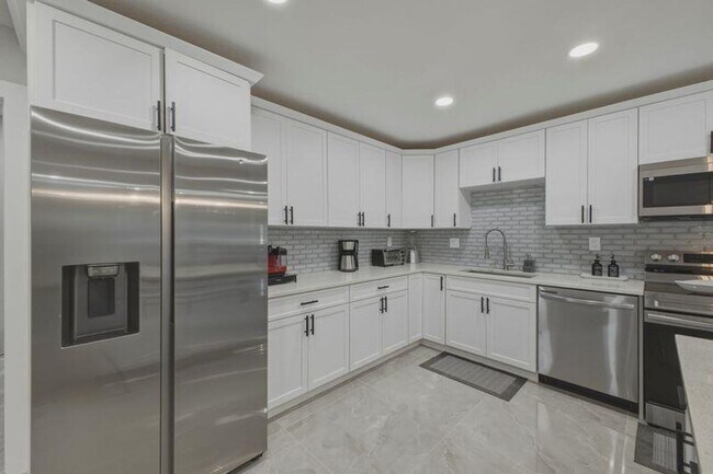 Building Photo - 632 Las Palmas Park