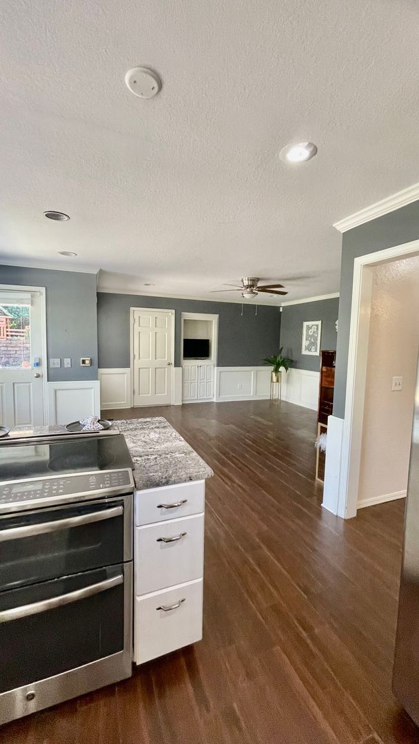 Building Photo - Gorgeous Pool Home w/ 4bd /2.5ba/Fireplace